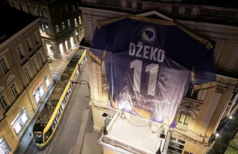 Το Σαράγεβο γέμισε τεράστιες φανέλες του Τζέκο πριν από το τελευταίο του παιχνίδι με την εθνική ομάδα