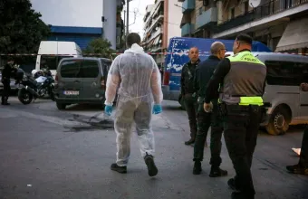 Πού στρέφονται οι έρευνες για τον εκρηκτικό μηχανισμό σε είσοδο πολυκατοικίας στον Κολωνό