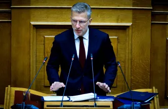 Έντονη αντιπαράθεση Σκέρτσου-αντιπολίτευσης στη Βουλή για το όριο των 15 ετών στα social media