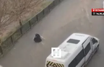 Κωνσταντινούπολη: Βίντεο με μια γυναίκα να παρασύρεται από τα ορμητικά νερά - Στο «παρά πέντε» η διάσωσή της