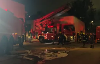 Κάηκε ολοσχερώς βιοτεχνία με υφάσματα στο Αιγάλεω - Δείτε βίντεο