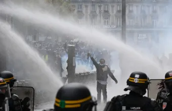 BBC: «Ποιος ευθύνεται για τα βίαια επεισόδια στη Γαλλία και ποιοι κερδίζουν πολιτικά από το χάος»