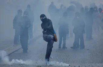 Γαλλία: Πάνω από 1.300 προσαγωγές, τραυματισμοί και λεηλασίες μετά τις μαζικές διαδηλώσεις - Επεισόδια σε μεγάλες πόλεις