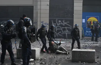 Χάος στη Γαλλία: Μαζικές διαδηλώσεις κατά της ακρίβειας, λεηλασίες, ζημιές σε δημαρχεία και ακρωτηριασμός διαδηλωτή