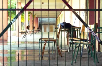 Ο γίγαντας από μπετόν: Η συναρπαστική ιστορία της Γκράβας και ο μύθος του «σκληρού σχολείου»