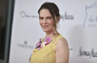 Χίλαρι Σουάνκ: Περιμένει το τρίτο της παιδί στα 52 – Πώς ανακοίνωσε την εγκυμοσύνη