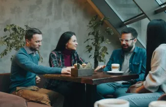 Γιατί μετά τα 30 ένας καφές με φίλους χρειάζεται περισσότερη οργάνωση από ένα ερωτικό ραντεβού;