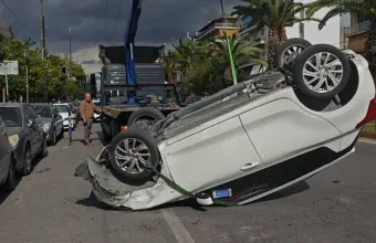 Ανατροπή ΙΧ στη Θησέως στην Καλλιθέα – Προσέκρουσε σε σταθμευμένα οχήματα (Βίντεο)