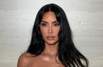 Kim Kardashian: «Πάγωσε» όταν fan τής ζήτησε να υπογράψει πάνω σε πανάκριβη crocodile Birkin