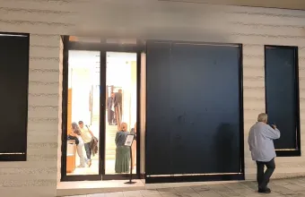 «Γαλλικός» φόβος στο Κολωνάκι: Προστατευτικά καλύμματα σε κατάστημα με πολυτελή αξεσουάρ και ρούχα (Βίντεο)