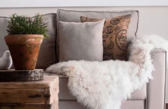 Layering δεν κάνουμε μόνο στα ρούχα: Το deco trick που κάνει καναπέ και κρεβάτι να δείχνουν πιο στιλάτα