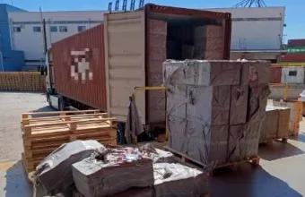 Πειραιάς: «Μπλόκο» σε 10,5 εκατ. λαθραία τσιγάρα κρυμμένα πίσω από μονωτικά υλικά – Συνελήφθη 33χρονος