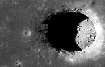 Η NASA ψάχνει για κρυφό γιγάντιο σπήλαιο κάτω από τη Σελήνη – Η «τρύπα» που μπορεί να κρύβει έναν τεράστιο υπόγειο κόσμο