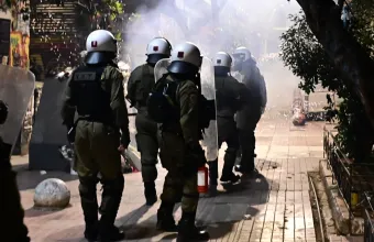 Δύο επιθέσεις σε διμοιρίες των ΜΑΤ στα Εξάρχεια