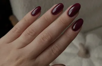 «Merlot Nails»: Πιο βαθύ από το κόκκινο, αυτό το ultra chic βερνίκι κυριαρχεί στα νύχια το φετινό φθινόπωρο