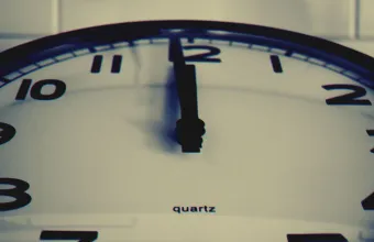 Mirror hour 00:00: Ποιο είναι το κρυφό νόημα αυτής της ώρας σύμφωνα με την αριθμολογία;