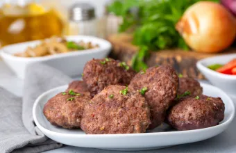 Ποιος είναι ο καλύτερος κιμάς για μοσχαρίσια μπιφτέκια; Ρωτήσαμε έναν έμπειρο κρεοπώλη