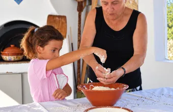 Τέσσερις γενιές γυναικών ζυμώνουν την παράδοση της Πάρου και μας δίνουν τις συνταγές τους