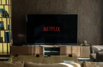 Ανοίγεις το Netflix και δεν ξέρεις τι να δεις; Γιατί οι πολλές επιλογές μάς δυσκολεύουν περισσότερο