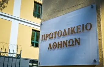 Στην Ευελπίδων ο 52χρονος γυναικολόγος που κατηγορείται για πορνογραφία ανηλίκων - Δείτε βίντεο