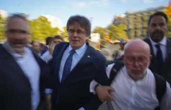 Ισπανία: Άρση του εντάλματος σύλληψης κατά του Κάρλες Πουτσντεμόν