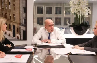 Βία κατά των γυναικών: ΕΒΕΑ και υπουργείο Οικογένειας φέρνουν την ενημέρωση στις επιχειρήσεις