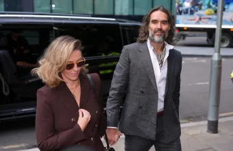 Ράσελ Μπραντ: Ξεκίνησε στο Λονδίνο η δίκη του για βιασμούς και σεξουαλικές επιθέσεις