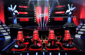 The Voice: Γύρισε την καρέκλα του και αντίκρισε τη γυναίκα του και η έκπληξη τον έκανε να δακρύσει
