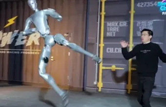 Ποιος Terminator; Κινεζικό ρομπότ προκαλεί δέος κατά τη διάρκεια «συμπλοκής» με άνθρωπο - Δείτε βίντεο
