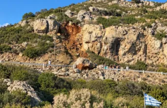 Ρόδος: Τεράστιος βράχος αποκολλήθηκε και έπεσε στον δρόμο – Από θαύμα δεν υπήρξαν θύματα