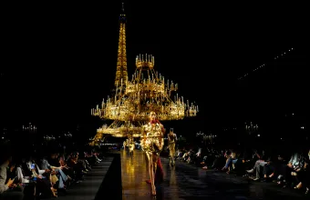 Saint Laurent: Το χρυσό show που μπορεί να ήταν το μεγάλο φινάλε του Anthony Vaccarello στον οίκο