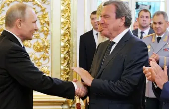 Γερμανία: Σφοδρές αντιδράσεις για τον Σρέντερ στα γενέθλια του Πούτιν – «Ντροπή για τη χώρα, προδοσία της Ευρώπης»