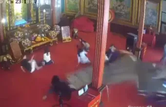 Χάος στην Chinatown της Μπανγκόκ: Αυτοκίνητο «εισέβαλε» σε ιερό τραυματίζοντας τρεις πιστούς - Δείτε βίντεο