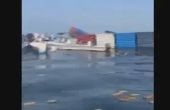 Γέμισε η θάλασσα κοντέινερ μετά τη βύθιση πλοίου στο Στενό του Ορμούζ - Δείτε βίντεο
