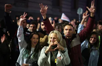 Σέρβοι που ζουν στη Βόρεια Ελλάδα θα ταξιδέψουν με πιτζάμες στην Αθήνα για να ψηφίσουν