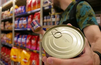 Βρετανία: Εκτοξεύθηκαν οι πωλήσεις κονσερβών και ραδιοφώνων μετά την έκκληση για αγορά προμηθειών
