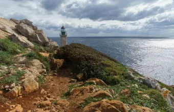 Καιρός: Λίγες νεφώσεις και πιθανότητα τοπικών βροχών το Σάββατο – Έως 26 βαθμούς η θερμοκρασία