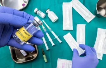 Θάνατος Μαζωνάκη: Τι είναι η προποφόλη, το φάρμακο που σκότωσε τον Μάικλ Τζάκσον