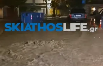 Έντονα καιρικά φαινόμενα στη Σκιάθο, πλημμύρισαν δρόμοι και καταστήματα - Μήνυμα 112 για την αποφυγή μετακινήσεων