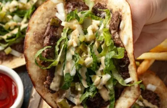 Smash burger tacos: Η viral συνταγή που συνδυάζει δύο αγαπημένα street foods σε μία μπουκιά