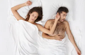 Τι αποκαλύπτει ο τρόπος που κοιμάστε για τη σχέση σας;