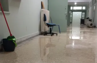 Πειραιάς: Λύματα πλημμύρισαν σχολικό συγκρότημα – Εσπευσμένη εκκένωση μετά από επικίνδυνη διαρροή