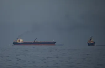 Ιράν: Δεξαμενόπλοιο τυλίχθηκε στις φλόγες ανατολικά των Στενών του Ορμούζ – Τι υποστηρίζει το Ιράν