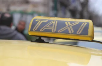Νέα Ιωνία: Η στιγμή που ο επιβάτης του ταξί επιτίθεται στην οδηγό - Βίντεο