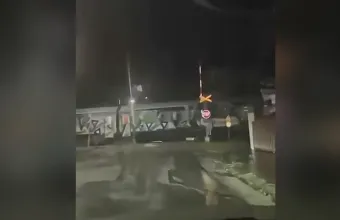 Τρένο στη Λάρισα πέρασε με τη μπάρα της διάβασης ανοιχτή - Δείτε βίντεο