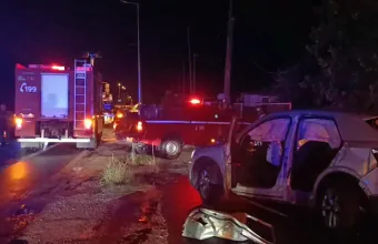 Σφοδρή σύκρουση οχημάτων στην παλιά Ε.Ο. Αθηνών-Κορίνθου, ΙΧ «ξήλωσε» τρεις κολώνες, δύο σοβαρά τραυματίες - Δείτε βίντεο