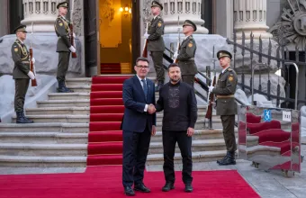 Στήριξη Ζελένσκι από τη Βρετανία μετά την επίθεση Τραμπ – Νέες κυρώσεις κατά της Ρωσίας