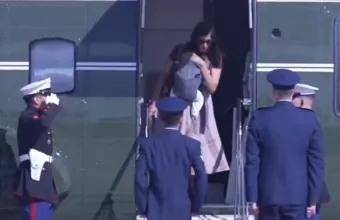 Παραλίγο ατύχημα για τη σύζυγο του Βανς: Παραπάτησε ενώ κατέβαινε από ελικόπτερο με το μωρό στην αγκαλιά - Δείτε βίντεο