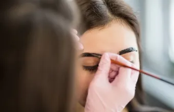 Τι μπορεί να συμβεί αν κοιμηθείς ενώ κάνεις βαφή στα φρύδια σου; Αυτό...
