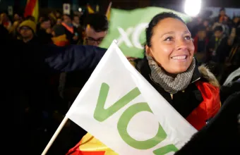 Ισπανία: Πάνω από 200 έδρες για PP και Vox δείχνουν οι δημοσκοπήσεις – Μικρή ανάκαμψη για τον Σάντσεθ